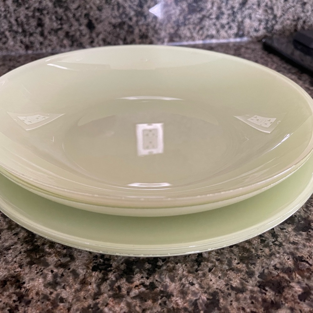 Elegant light green plates and bowls set